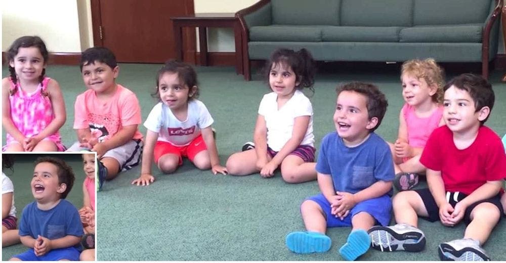 Maestra pide a los niños que aplaudan– Se detiene la música y el pequeño de azul se roba el show Maestra pide a los niños que aplaudan– Se detiene la música y el pequeño de azul se roba el show