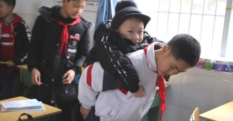 Un niño carga a su mejor amigo inválido en clases todos los días durante 6 años