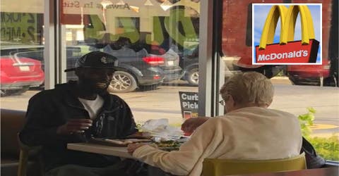 Publica la foto de una anciana comiendo con un extraño al que le dice: «Te vas a hacer viral»