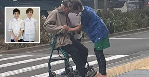 Ven a un anciano que lucha por caminar en una transitada calle y deciden actuar