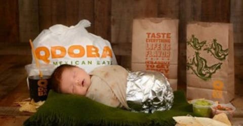La tierna foto del “bebé burrito” que hace honor a la primera vez que se vieron sus padres