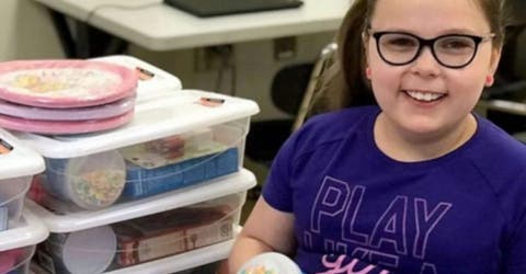 Una niña de 9 años prepara cajas para que ningún otro niño se quede sin celebrar su cumpleaños