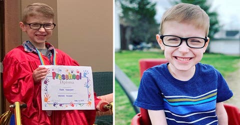 El emotivo momento en que un niño camina por primera vez durante su acto de graduación