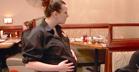 Camarera embarazada sirve la cena a un policía–Llega la hora de pagar la cuenta y la hace llorar