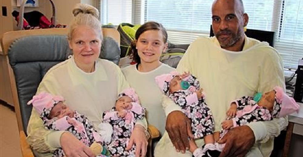 Se entera que será madre de cuatro bebés prematuras al momento del parto Se entera que será madre de cuatro bebés prematuras al momento del parto
