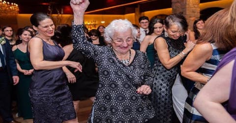 Una abuela de 96 años atrapa todas las miradas en la pista de baile celebrando una boda