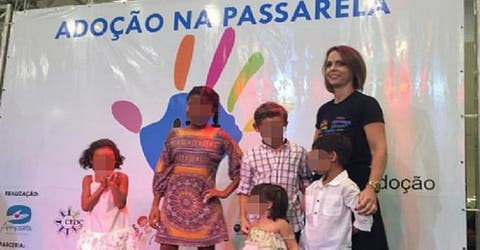 Exhiben a niños sin hogar en una polémica pasarela para promover su adopción