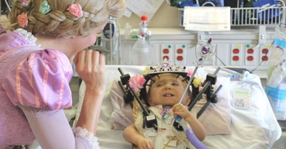 Rapunzel le devuelve la sonrisa a una niña de 2 años que lucha por su vida en el hospital