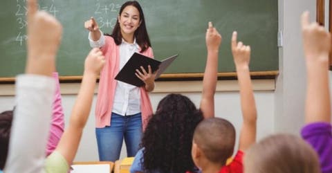 Una maestra que se ausenta por sufrir cáncer es obligada a pagar al docente sustituto