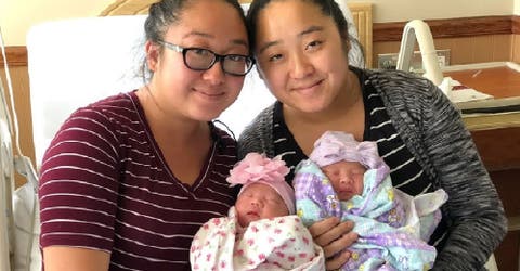 El insólito caso de las gemelas idénticas que se convierten en madres el mismo día sin planearlo