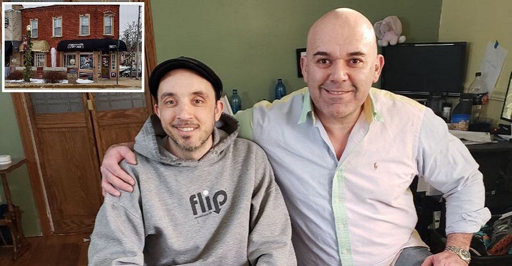 El dueño de un restaurante va a la casa de su leal cliente al enterarse de que no podría volver El dueño de un restaurante va a la casa de su leal cliente al enterarse de que no podría volver