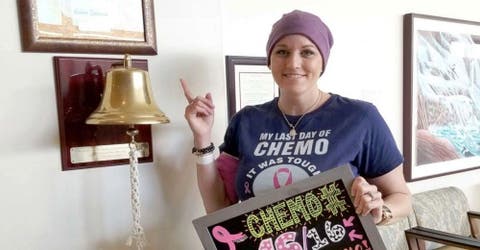 El emotivo momento en el que toca la campana del hospital para anunciar que le ganó al cáncer