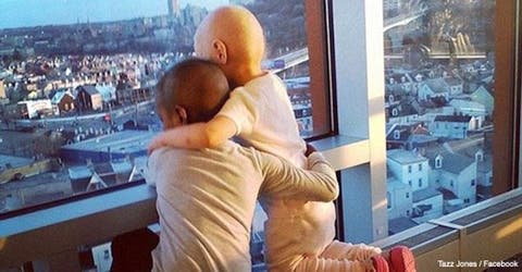 Un niño decide donar todo el dinero recibido en su primera comunión a niños con cáncer