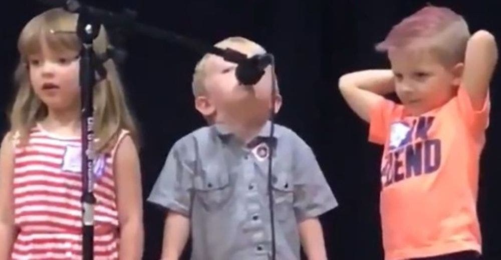 Un niño toma el micrófono en pleno show de talento para interpretar su canción favorita