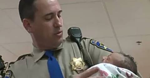 Un policía reacciona de inmediato para salvar a un bebé que no respiraba al nacer