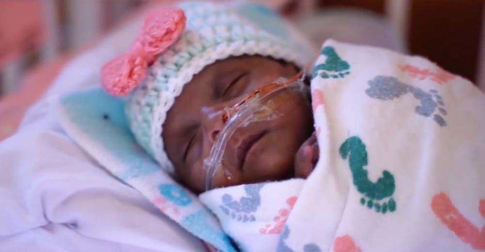 La bebé más pequeña del mundo por fin sale del hospital tras nacer con 254 gramos