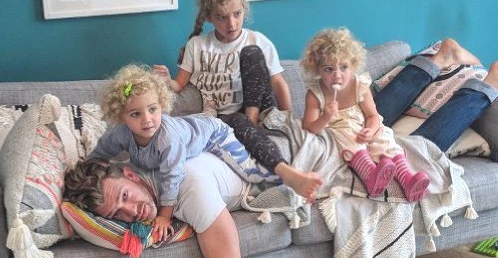 Un hombre se niega a editar sus fotos para mostrar la realidad de criar a 4 niñas Un hombre se niega a editar sus fotos para mostrar la realidad de criar a 4 niñas