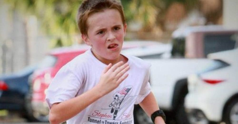 Un niño de 10 años recorre cientos de kilómetros para rendir un homenaje a héroes caídos