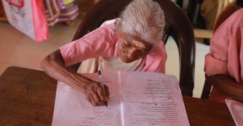 Emociona las redes al aprobar el primer examen de su vida a los 96 años
