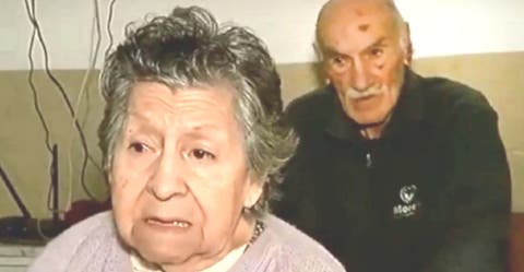 Una pareja de abuelitos es dejada a su suerte por su propio hijo en un bar