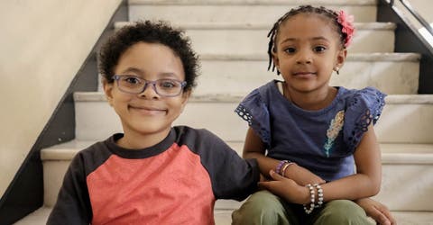 Una familia suplica por un donante de raza mixta para salvar la vida de su hijo de 7 años