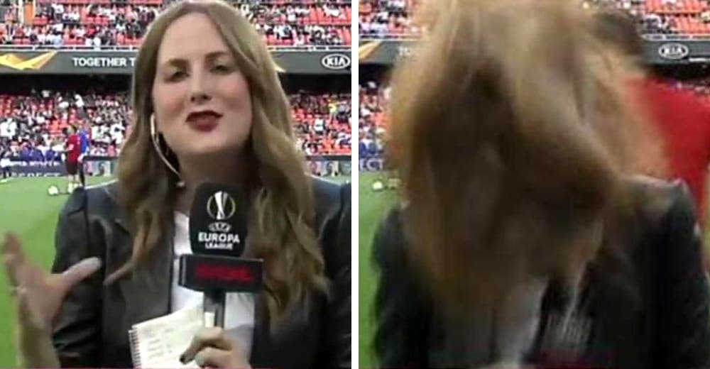 El impactante momento en el que el balón de fútbol impacta contra una reportera en el campo El impactante momento en el que el balón de fútbol impacta contra una reportera en el campo