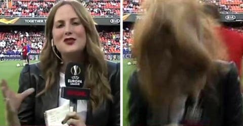 El impactante momento en el que el balón de fútbol impacta contra una reportera en el campo