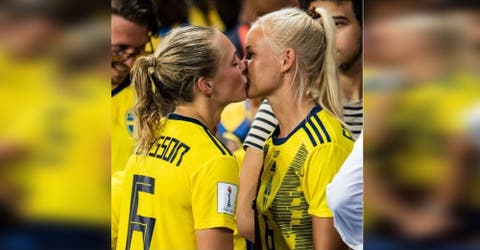 La historia del tierno beso entre dos jugadoras rivales que ha dado la vuelta al mundo