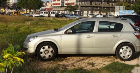 El drama de una pareja obligada a vivir desde hace 5 meses con sus 2 pequeños en un auto