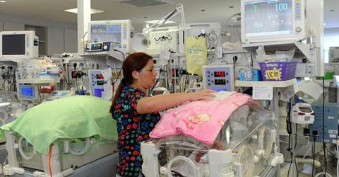 Una madre da a luz a 2 pares de gemelos desconcertando a los médicos