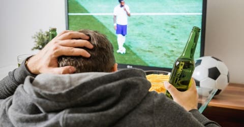 Publica su reacción cuando su esposo le pidió que hiciera silencio mientras veía la televisión