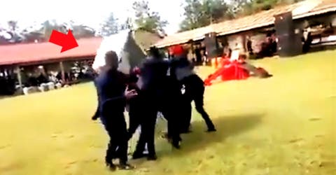 El dramático momento en el que bailan con el ataúd sobre sus hombros y se cae el difunto