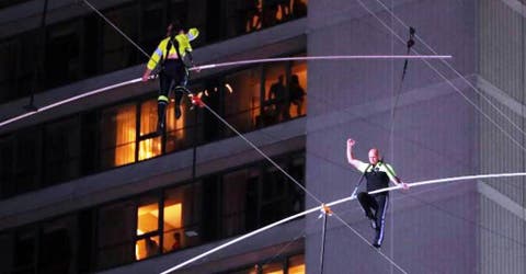 El reto de 2 hermanos que cruzaron el Times Square por una cuerda a 25 pisos de altura