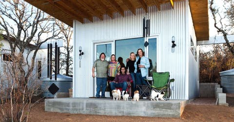 Un grupo de amigos construye un diminuto pueblo para poder vivir cerca y envejecer juntos