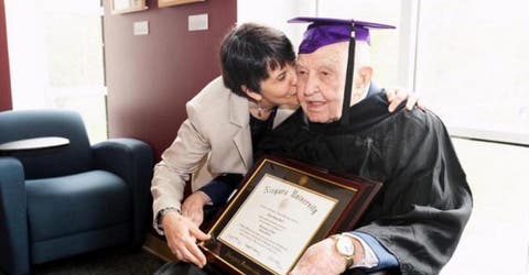 Se gradúa a los 99 años después de renunciar a sus estudios cuando era joven para ir a la guerra