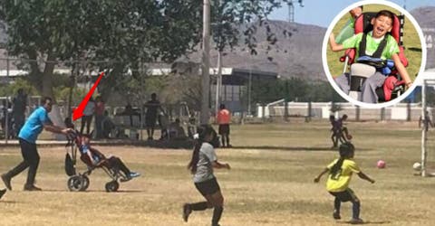 Su amoroso padre empuja su silla de ruedas para que pueda cumplir su sueño de jugar fútbol