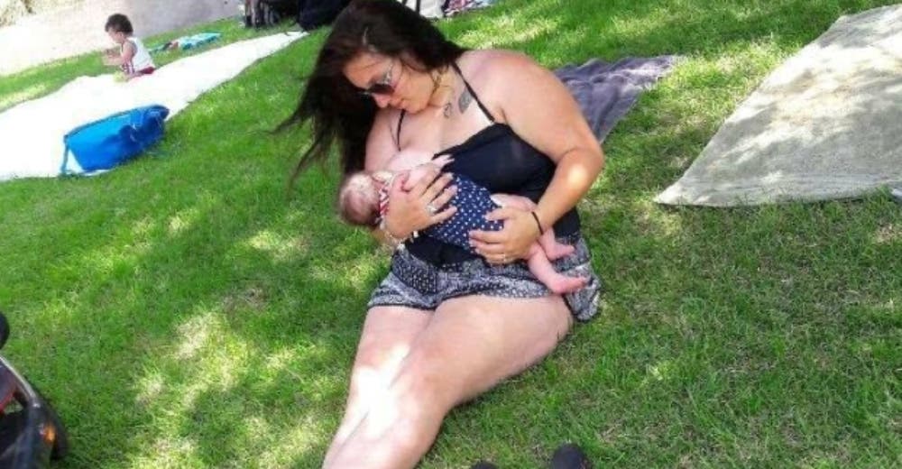 Salpica con su leche a una mujer que le pidió que amamantara a su bebé en privado Salpica con su leche a una mujer que le pidió que amamantara a su bebé en privado