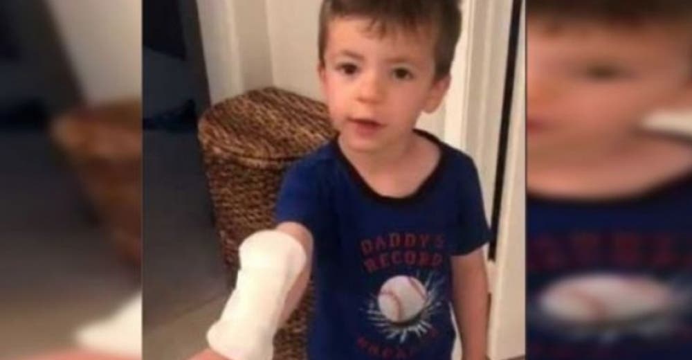 Aparece con una toallita femenina en un brazo porque pensó que era una tirita gigante Aparece con una toallita femenina en un brazo porque pensó que era una tirita gigante