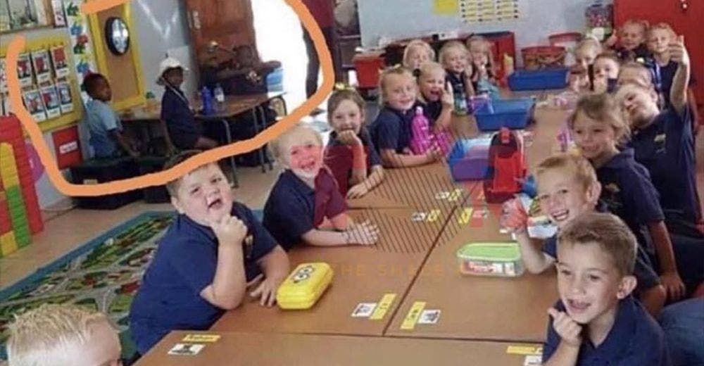 Una maestra genera indignación al separar a los niños en clase según su color de piel