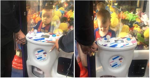 Su madre lo deja solo un momento y lo encuentra atascado en la máquina expendedora de peluches