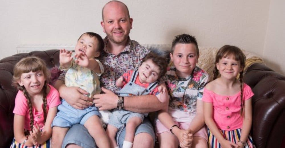 Un padre soltero adopta a 5 niños a los que nadie quería ofrecerle un hogar por su condición