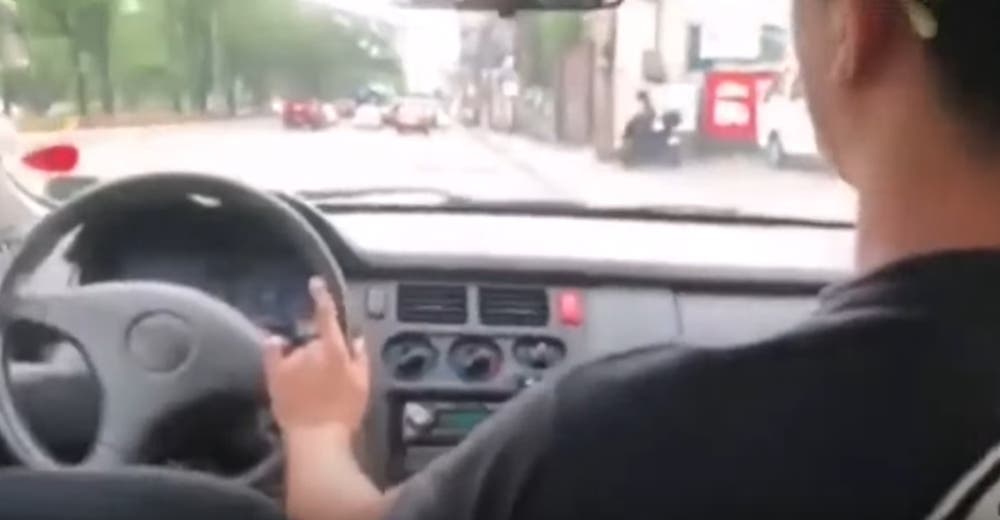 Pierde el carnet de conducir tras grabarse conduciendo desde el asiento del piloto Pierde el carnet de conducir tras grabarse conduciendo desde el asiento del piloto