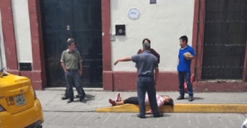 El insólito momento en que una mujer finge haber fallecido tras ser descubierta robando libros