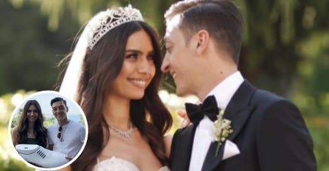 El futbolista Mesut Özil y su esposa piden como regalo de bodas pagar las cirugías de mil niños