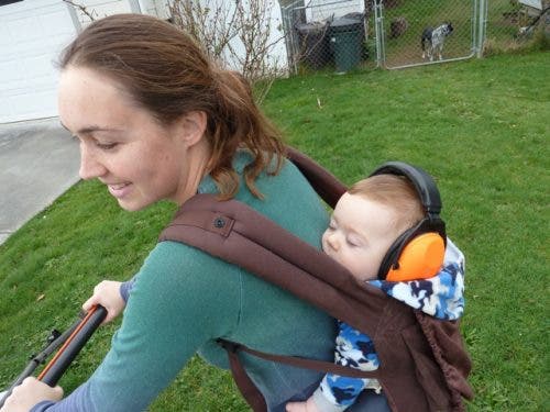 Un oficial de policía se detuvo frente a su casa mientras ella cortaba