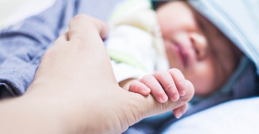 Una mujer quiere dar en adopción a su bebé porque su madre se niega a cuidarlo Una mujer quiere dar en adopción a su bebé porque su madre se niega a cuidarlo