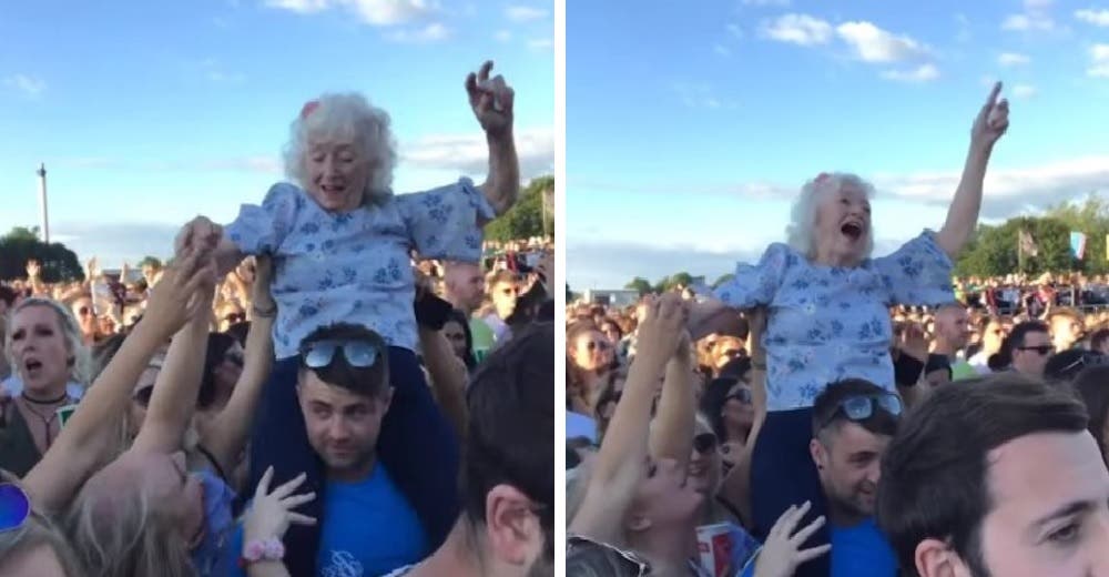 Una abuela de 82 años atrae todas las miradas al subir sobre los hombros de un joven