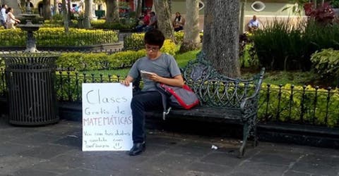 Un joven ofrece clases de matemáticas gratis en el parque para ayudar al que lo necesite