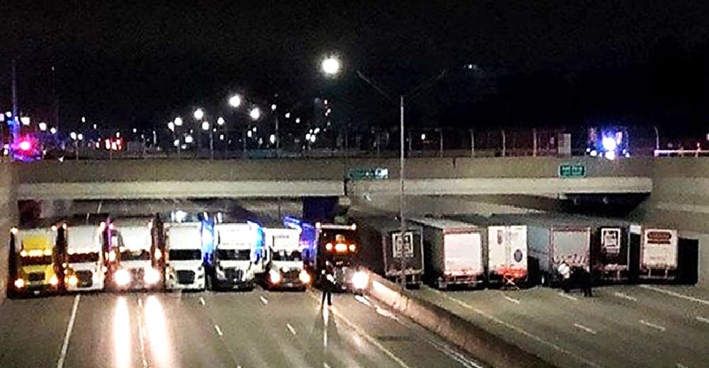 13 camioneros emocionan a miles tras su curiosa decisión de estacionarse todos bajo un puente 13 camioneros emocionan a miles tras su curiosa decisión de estacionarse todos bajo un puente