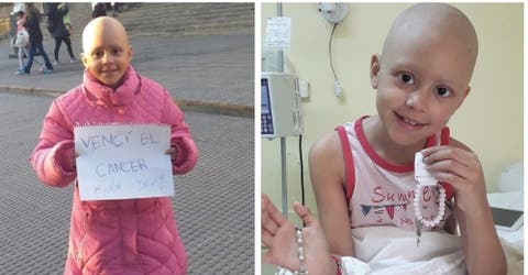 Celebra con un cartel frente al hospital que venció el cáncer tras 52 sesiones de quimioterapia